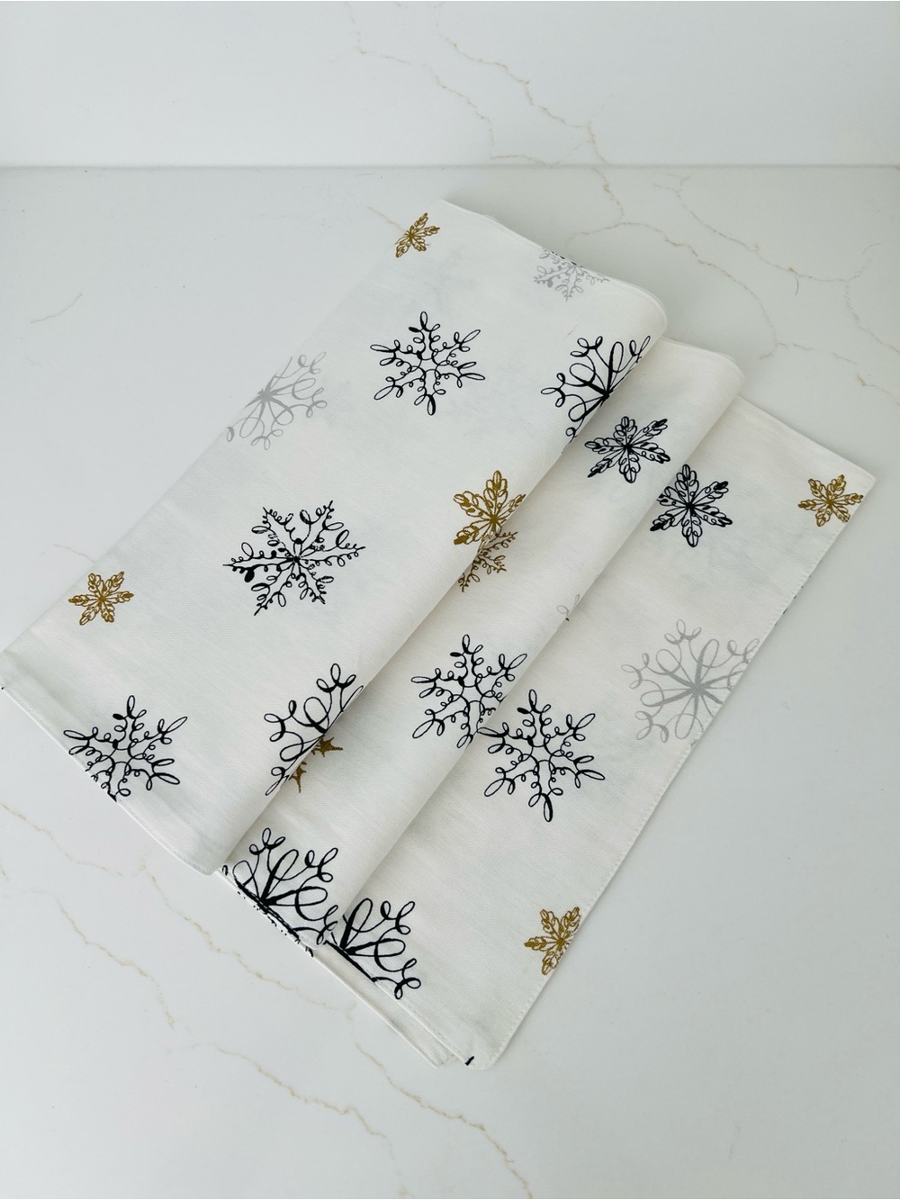 NWOT kate spade White Table Runner with Gold, Black & Silver Snowflakes